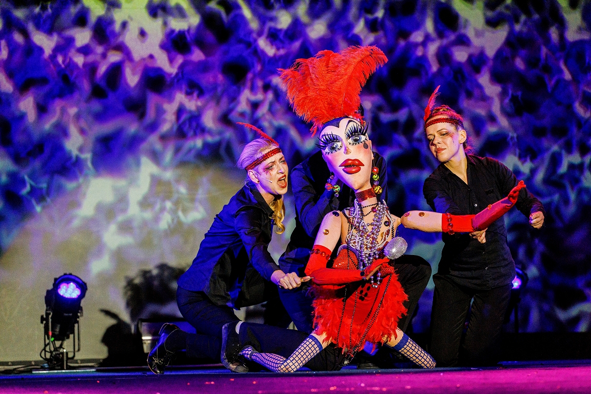 Skats no Latvijas Leļļu teātra izrādes "Bez morāles. Ar lellēm" (2022, rež. Mārtiņš Eihe, Vija Blūzma, Edgars Kaufelds , Edgars Niklasons) // Foto – Matīss Markovskis